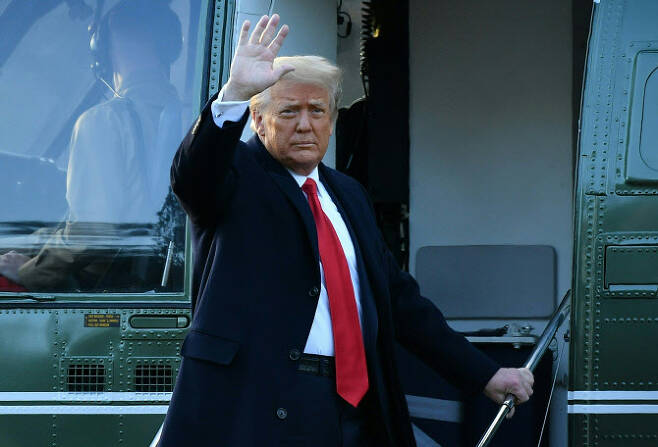 20일 퇴임한 트럼프 전 대통령은 “어떻게든 돌아올 것”이라며 정계 복귀를 암시했다(사진=AFP)