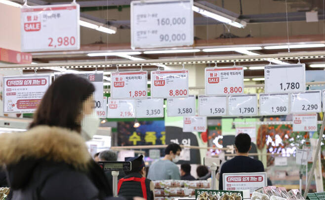 서울 서초구의 한 대형 마트 채소 코너에서 시민들이 장을 보고 있다. (사진=연합뉴스)