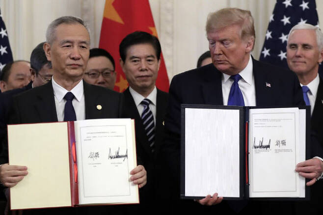 작년 1월15일 백악관에서 1단계 무역협정에 서명한 도널드 트럼프(오른쪽) 당시 미국 대통령과 류허 중국 부총리(사진=AP)