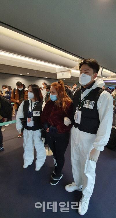 경찰이 22일 강원랜드 카지노 절도사건의 페루 국적 피의자를 국내 송환하고 있다. (사진= 경찰청)