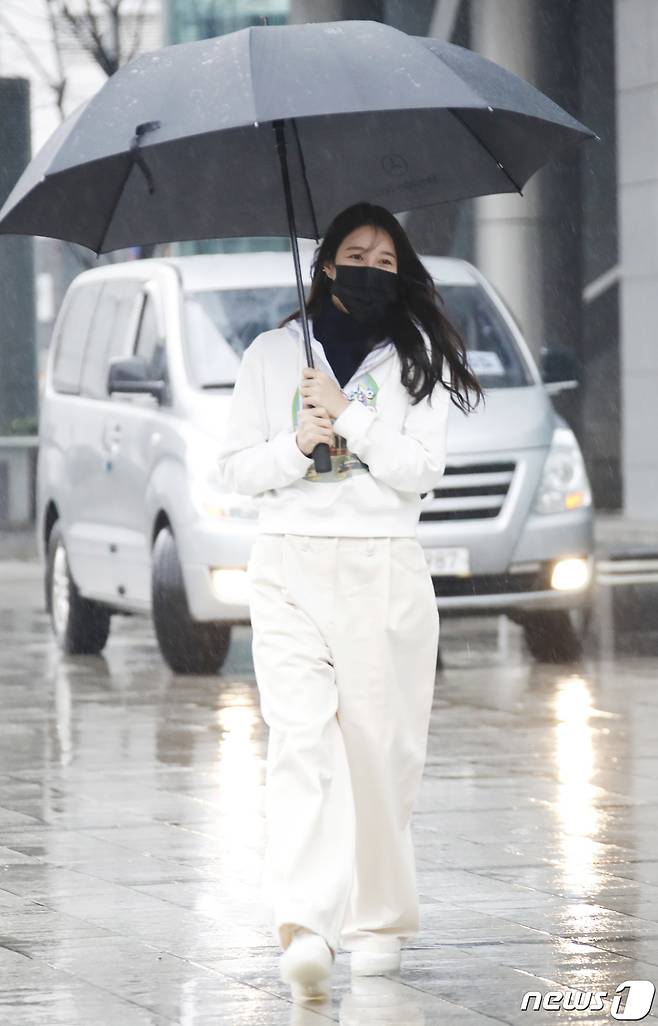 배우 이지아가 21일 오후 서울 목동 SBS에서 열린 SBS 라디오 파워FM '두시탈출 컬투쇼‘를 마친 뒤 우산을 쓰고 퇴근을 하고 있다. 2021.1.21./뉴스1 © News1 권현진 기자