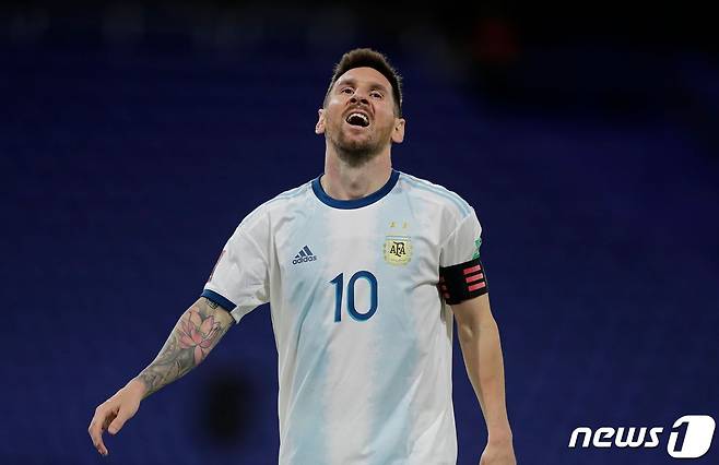 메시는 호날두보다 한 번 더 많은 34회 우승 이력이 있으나 아르헨티나 대표팀 소속으로는 무관이다. © AFP=뉴스1