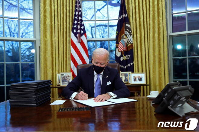 백악관 집무실에서 행정명령에 서명하는 조 바이든 미국 대통령 © 로이터=뉴스1