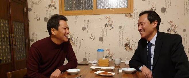 임종석(왼쪽) 전 대통령 비서실장과 우상호 더불어민주당 의원이 21일 서울 종로구의 한 식당에서 저녁 식사를 하고 있다. /우상호 의원실