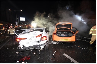 지난 19일 오전 4시쯤 서울 영등포구 문래동 서부간선도로에서 음주운전 차량이 도심 도로를 역주행하다 택시와 정면 충돌해 두 차량이 파손된 모습./영등포소방서