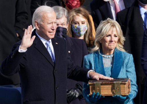 조 바이든이 20일 46대 미국 대통령으로 취임하며 성경에 손을 얹고 선서하고 있다. /로이터 연합뉴스