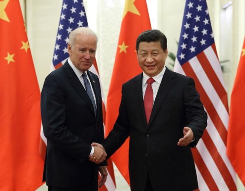 시진핑 중국 국가주석이 2013년 12월 4일 베이징 인민대회당에서 조 바이든 당시 미국 부통령을 만나 악수하고 있다. / 신화 연합뉴스
