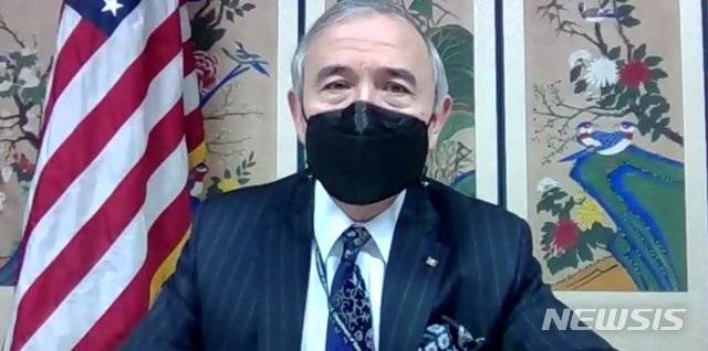 해리스 대사가 한미동맹재단 주관 웨비나에서 한미동맹의 중요성을 역설하고 있다. 그는 2년 반의 대사 생활을 마감하고 21일 미국행 비행기에 올랐다.