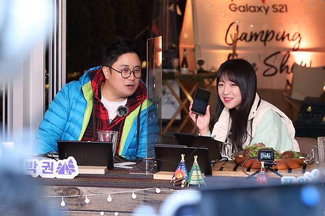 KT는 갤럭시S21 사전개통을 맞아 BJ쯔양과 함께하는 온라인 캠핑 먹방 Live를 개최했다.