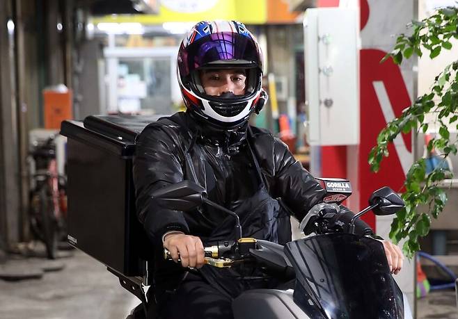 윤대균씨는 낮에는 배달노동을 하고 있다. 서울 성동구 일대에서 배달을 해왔지만 최근에는 건당 수수료가 높은 중구 신당동 쪽에서 일하고 있다.