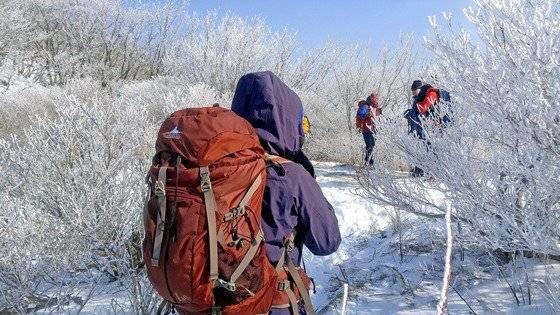 1000m 넘는 높은 산을 오른다면 여벌의 방한복과 비상식량 등을 넉넉히 담을 수 있는 큰 배낭을 준비하자.