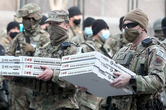 의사당 주변 주 방위군이 식사로 피자를 배급받고 있다. TASS=연합뉴스