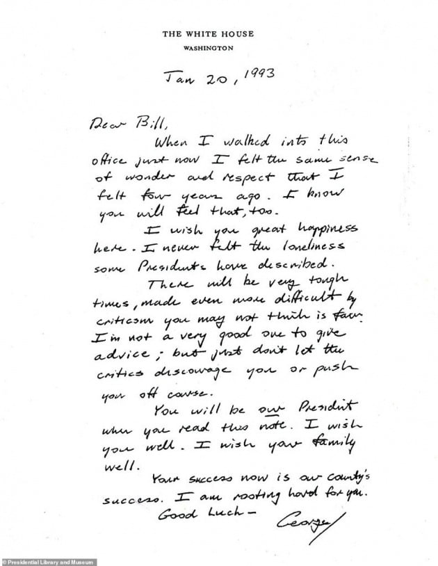 조지 H.W. 부시 전 대통령이 1993년 후임자인 빌 클린턴에게 남긴 백악관 손편지. 데일리메일 캡처