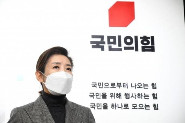 나경원 전 원내대표가 지난 18일 서울 여의도 국민의힘 당사에서 서울시장 보궐선거 경선 후보등록을 마친 뒤 질문에 답하고 있다. /사진=연합뉴스