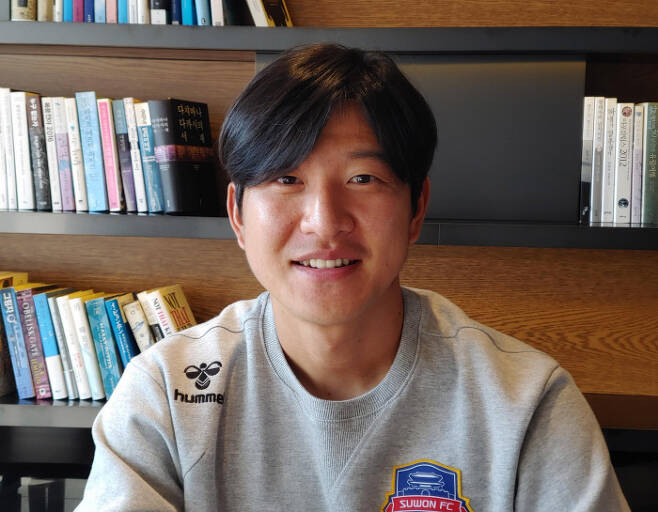 박주호가 지난 21일 제주도 서귀포의 훈련캠프에서 수원FC 입단 각오를 밝히고 있다. 연합뉴스