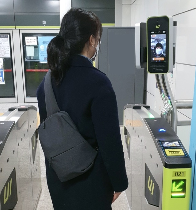 An employee walks through the “face recognition payment system” at one of the gates in Ui-Sinsol line. (Courtesy of T-Money)