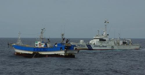 사진=일본 해상보안청 선박이 21일 한국 어선 808청남호에 접근하고 있다. 연합뉴스