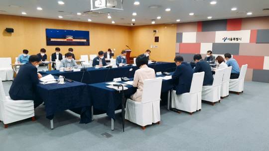 지난해 8월 27일 서울시청에서 열린 서울주택도시공사(SH) 중랑구 신내동 이전 관련 태스크포스(TF) 회의에서 서울시와 중랑구, SH 관계자들이 관련 자료를 검토하고 있다. 중랑구청 제공