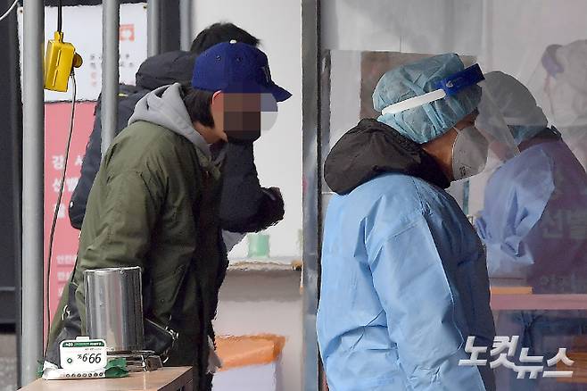 보건소에 마련된 선별진료소를 찾은 시민들이 검사를 받기 위해 접수를 하고 있다. 박종민 기자