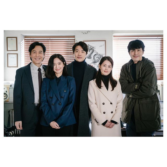 On the 22nd, the official Instagram   of the agencys artist company posted an article and a photo entitled A special combination that can not help but feel.The photo shows Lee Jung-jae and Lee Elijah, who make a special appearance in Flying Gachon Yong, taking pictures with Kwon Sang-woo, Kim Joo-hyun and Jung Woo-sung.From Jung Woo-sung, who was put in place of Bae Sung-woo, who caused a controversy by drunk driving, to Lee Jung-jae and Elijah, who appeared specially.Fly and Go to Stream is raising expectations by building a limited-class visual line that is not common in Dramas.On the other hand, SBS gilt Drama Fly and Go to the Stream is broadcast every Friday and Saturday at 10 pm.