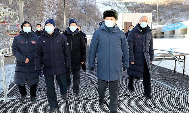 시 주석 보좌진들은 아크테릭스의 모기업인 중국 안타 그룹의 로고가 새겨진 옷을 입고 있다. SCMP 제공