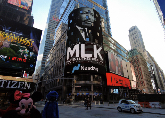 마틴루서킹 데이인 지난 18일(현지 시간) 미국 뉴욕 맨해튼의 타임스스퀘어 광고판에 킹 목사를 기념하는 광고가 나오고 있다. /AFP연합뉴스