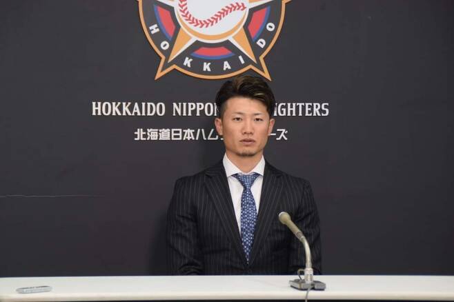 ▲ 최근 메이저리그행이 좌절된 니시카와 하루키가 21일 니혼햄과 재계약을 맺은 뒤 소감을 말하고 있다. ⓒ니혼햄 파이터스