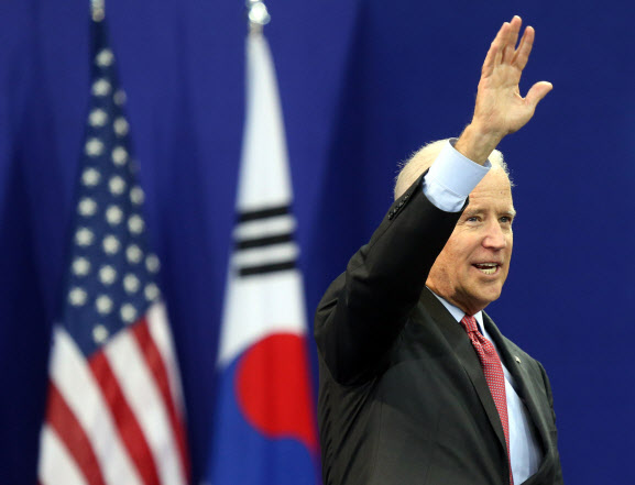 2013년12년 6일 서울 서대문구 연세대학교에서 정책 연설을 마치고 손을 들어 인사하는 조 바이든 미국 대통령(당시 부통령).(사진=연합뉴스)