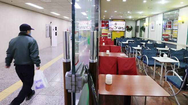 지난 21일 서울 을지로 지하상가 내 한 음식점이 한산한 모습이다. (사진=연합뉴스)