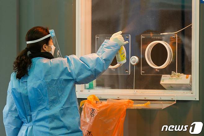 임시선별검사소에서 벙역 관계자가 검체채취실을 소독하고 있다.  /뉴스1 © News1 안은나 기자