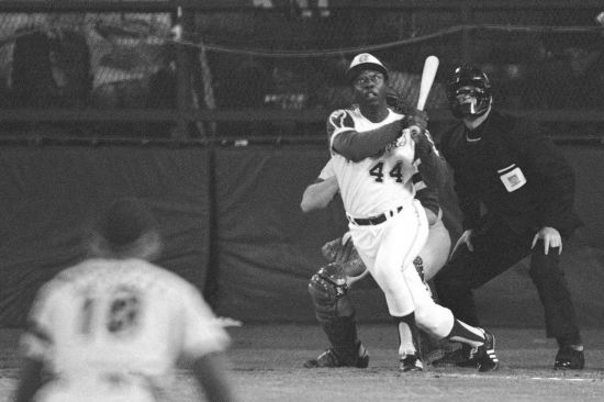 행크 애런이 715번째 홈런을 치고 타구를 바라보고 있다. [이미지출처=AP연합뉴스]