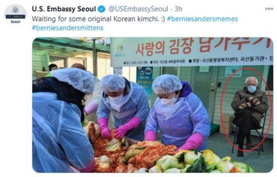 공식 트위터에 '샌더스 밈' 게시물 올린 주한미국대사관. 사진출처 = 주한미국대사관 공식 트위터 캡처