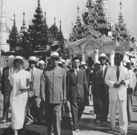 <1966년 4월 문혁 직전 미얀마 방문 당시의 류샤오치와 왕광메이의 모습. 문혁사가들은 해외방문 시 왕광메이의 화려한 의상이 장칭의 시기심을 촉발했다고 추측한다./ 공공부문>