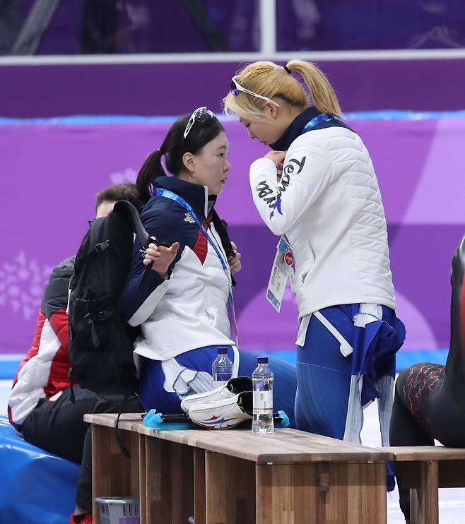 김보름과 노선영이 2018년 2월 21일 평창올림픽 팀추월 7·8위 순위결정전이 끝난 뒤 경기장을 나갈 준비를 하고 있다. /오종찬 기자
