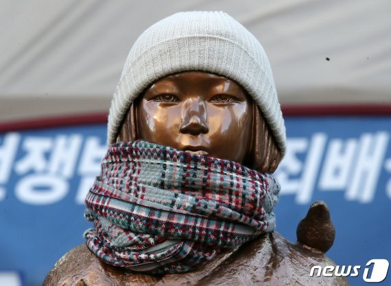 지난 6일 서울 종로구 옛 일본대사관 앞에서 열린 제1473차 '일본군 성노예제 문제해결을 위한 정기 수요시위'에서 소녀상에 모자와 목도리가 씌어져 있다. /사진=뉴스1