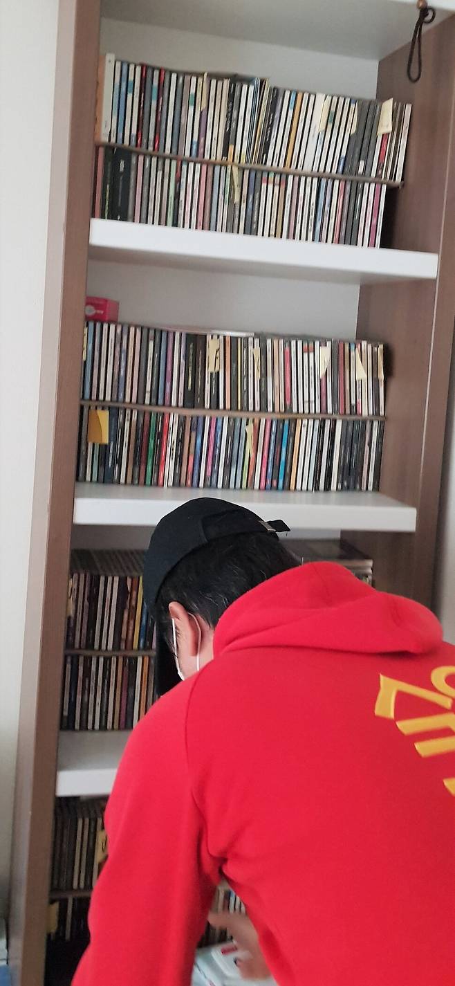 윤가브리엘 인권연대 나누리+ 대표는 음악 듣기를 좋아한다. 그의 작은 방 책장에 그동안 사 모은 음반 시디들이 빼곡히 꽂혀 있다. 김종철 선임기자