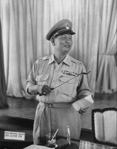 군사 쿠데타로 집권했던 태국의 사릿 타나랏 총리(재임 1959~1963). 냉전 시절 미국은 동남아시아에서 그를 가장 신뢰하고 지지했다. 위키피디아