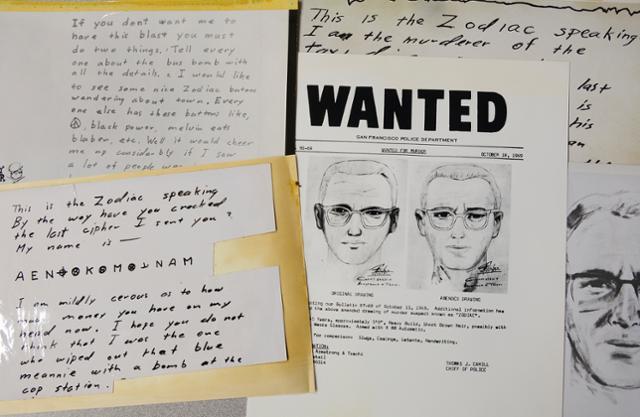 미 일간지 샌프란시스코 크로니클은 연쇄살인범, 일명 '조디액'(Zodiac)이 1969년 샌프란시스코 신문에 보냈던 암호 편지를 미국·호주·벨기에 출신의 아마추어 탐정팀이 해독했다고 2020년 12월 11일(현지시간) 보도했다. 이 암호는 자신을 조디액이라고 부르는 살인자가 경찰과 언론에 보낸 편지 중 하나로 경찰은 조디악이 1968~70년대 초 샌프란시스코 인근 지역에서 37명을 살해한 것으로 보고 있으며 아직 미제로 남아 있다. 사진은 2018년 5월 3일 자 사진으로 조디액이 샌프란시스코 크로니클에 보낸 편지 사본과 수배지. AP 뉴시스