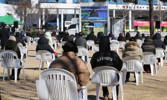 대면예배 강행으로 시설폐쇄 명령이 내려진 가운데 지난 17일 오전 부산 강서구 세계로 교회 잔디밭 앞에서 신도 200여명이 예배를 하고 있다. 송봉근 기자