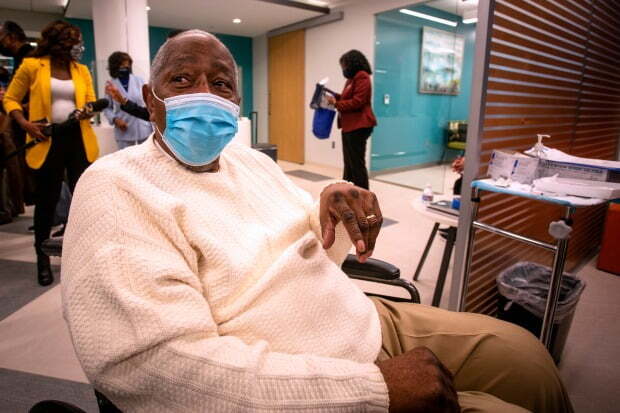 행크 에런은 이달 5일 미국의 흑인들에게 백신이 안전하다는 메시지를 전하기 위해 코로나19 백신을 접종받았다. / 사진=AP