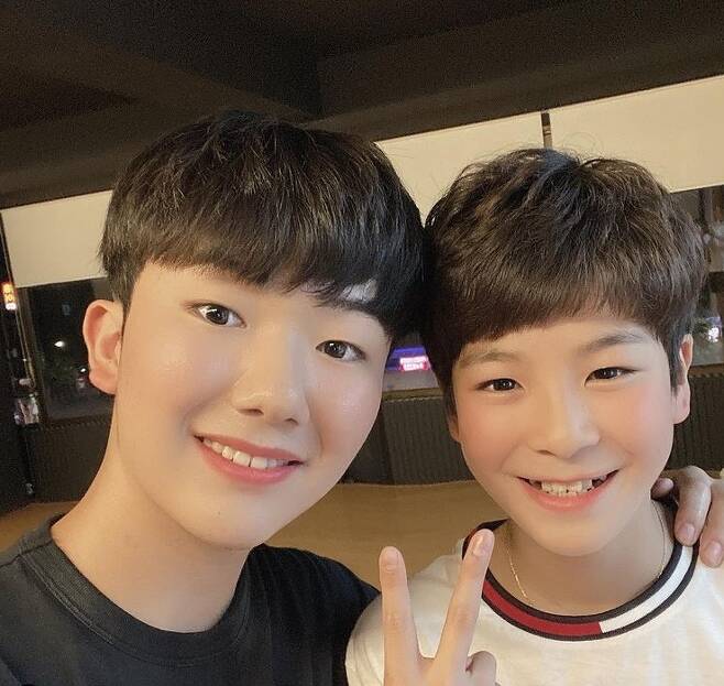 Singer Seungmin Nam revealed his affection for Jung Dong-won.Seungmin Nam uploaded a picture on his Instagram account on January 22 with the phrase Why My Songs Come Out There... ...Shocking Over the Callcenta of Love and a Shooting.In the photo, Seungmin Nam is standing alongside Jung Dong-won and doing a V. The pair thrilled fans with cute visuals.I am so grateful that my brother Dongwon, who is really deep, often calls me good when I walk my brothers song and even promotes it.Im so good at calling it, I have nothing to say to be honest, he said.I still love you, mobilization. Well be together forever. Thank you always. Ill do you better.Han Jeong-won on the news