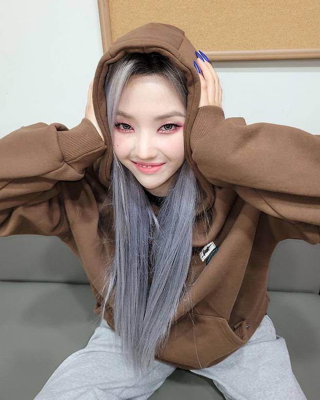 Group (G)I-DLE So-yeon has revealed her affection for fans.On January 23 (G)I-DLE Official Instagram, Neverland. Ive been the number one music center. Thank you so much. I hope for tomorrow.I eat well. Many photos of So-yeon were posted.So-yeon in the public photo boasts a cute beauty. So-yeons bright and lively atmosphere catches the eye.Fans who saw the photo responded so pretty and congratulations.On the other hand, the group (G)I-DLE, which So-yeon belongs to, made a comeback on January 11th with the mini 4th album I burn.Park Eun-hae on the news