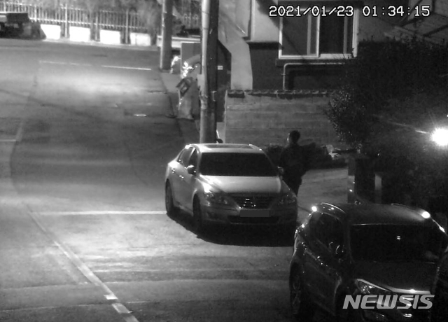 울산 중구 성안동의 한 주택가서 차량털이를 시도하는 30대 남성이 CCTV에 포착된 모습