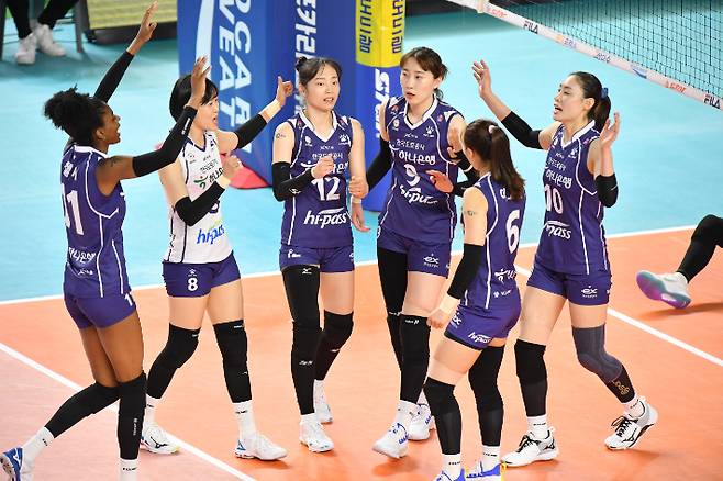 한국도로공사는 라자베라에게 공격이 집중된 IBK기업은행과 달리 고른 공격 가담을 선보이며 가뿐한 승리와 함께 승점 3점을 손에 넣었다. 한국배구연맹 제공