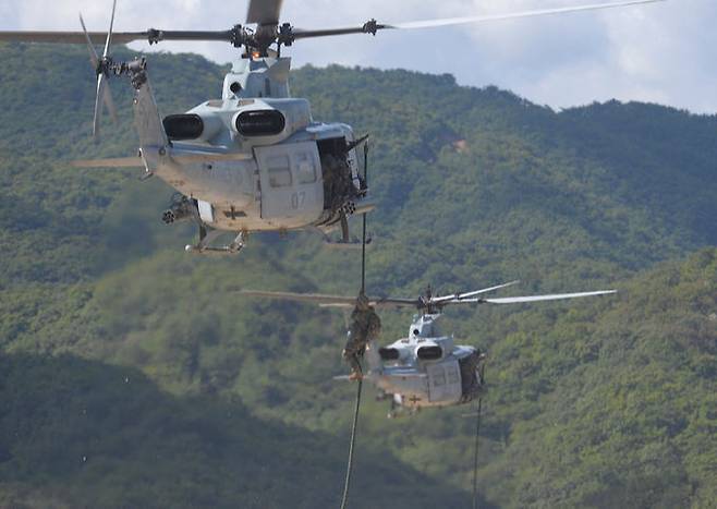 미 해병대 UH-1Y 수송헬기에서 해병대원이 레펠을 통해 지상으로 강하하고 있다. 세계일보 자료사진