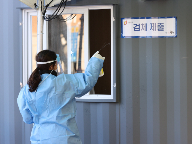 서울역 광장에 마련된 임시 선별진료소에서 의료진이 소독 작업을 하고 있다. /연합뉴스