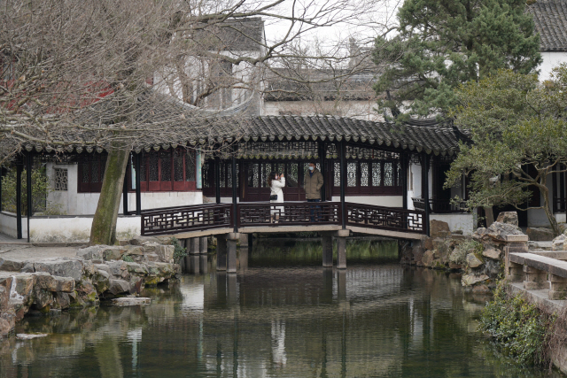 쑤저우 졸정원의 방문객들이 ‘소비홍(小飛虹) 다리’를 배경으로 사진 촬영을 하고 있다. 연못과 돌·건물의 자유분방한 질서가 중국 정원의 특징이다.
