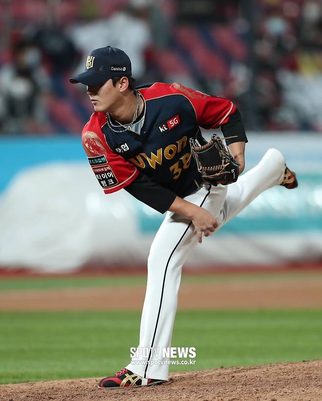 ▲ 25일 오후 연봉조정위원회를 앞두고 있는 kt 주권 ⓒ스포티비뉴스DB