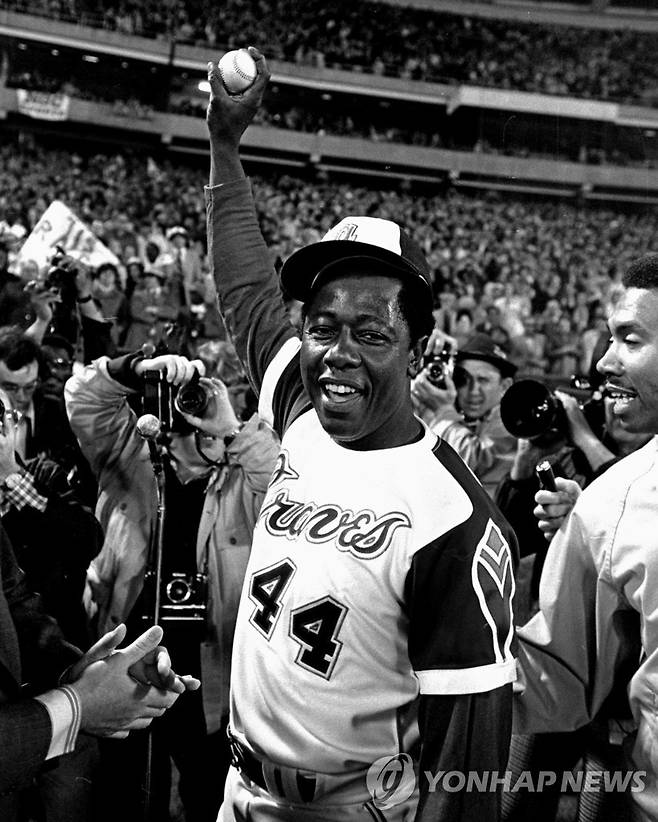 1974년 4월 19일, 베이브 루스의 홈런 기록을 넘어선 행크 에런 [AP=연합뉴스 자료사진]