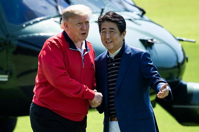 지난 2019년 5월 일본 지바현에서 함께 골프를 치는 트럼프 전 대통령과 아베 전 총리(사진=AFP)